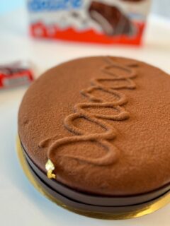 Bonsoir à tous
La team @prendstadosedesucre est de retour pour une nouvelle saison gourmande, pleine de réalisations.
On commence tranquille avec le thème «gâteaux industriels revisités en dessert / entremet »
Certes il y a les photos mais si je vous dis « un délicieux enrobage au cacao croquant, un cœur au lait onctueux, et une génoise moelleuse » vous me répondez ??? Un Kinder délice bien sûr
Voilà donc mon interprétation de ce gâteau emblématique de nos goûters d’enfants... il est composé :
- d’un biscuit moelleux au cacao
- d’un praliné croustillant
- d’un crémeux au lait vanillé
- d’une mousse chocolat noir pâte à bombe
- un glaçage + cercle tempéré
Par quoi s’est laissé tenté le reste de la Team qui est au grand complet aujourd’hui
@algona78
@atouts_gourmands @bigot_caroline @bouts.de.choux
@cestmongateauprefere
@gwourmandises @lapaillotesucree
@melp.atisse @mesevasionsculinaires @moelleusementbon @ogniricciounpasticcio
@patisserie_bylisa
#kinder #kinderdelice #homemade #faitmaison #cacao #genoise #lait #milk #vanille #cacaobarryofficial #ocoa #praliné #atelierpatisserie #faitmaison #gourmandises #bougival #atelieradomicile #pastry_inspiration #pastryart #pastrylove #pastrylife #patisserie #patisseriefrancaise