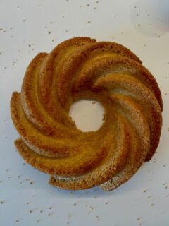 Bonsoir à tous,
Aujourd’hui petite nostalgie de ma Haute-Savoie natale.
Alors quoi de mieux qu’un bon gâteau de Savoie pour accompagner un petit café ?
Aérien, bien vanillé et avec une petite coque de cassonade caramélisée, me voilà ragaillardi après ce petit goûter sympathique et la première raclette de pré-hiver hier soir.
Et vous, vous vous réconfortez avec quoi ?
Belle semaine à tous
#hautesavoie #gateaudesavoie #montagne #gateaudevoyage #gateau #nostalgie #bougival #atelieradomicile #pâtisserie #pastry #pastryart #pastrylove #faitmaison #homemade #patisseriefrancaise #montain