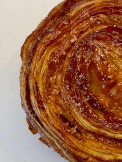 Bonsoir à tous
De retour en ce dimanche de novembre avec un nouveau challenge de la Team @prendstadosedesucre ayant pour thème « Pâtisseries Bretonnes »
Alors j’aurais pu faire un Far Breton, ou même un quatre quart, mais j’ai préféré jeter mon dévolu sur le sacro saint Kouign Amann.
Recette et procédé selon le KA de Douarnenez, je me suis juste permis de rouler la pâte pour en faire des individuels mais aussi et surtout d’aromatiser mon beurre avec des zestes de citron vert et de jus de yuzu.
Ce KA, bien que très bien beurré et sucré à des petites notes exotiques qui lui amène de la fraîcheur, et donc on n’en mange pas qu’un seul. Gare à la sieste après...
Bon, je sais aussi que je vais me mettre du monde à dos avec ma dernière photo , mais c’est pour taquiner @_alethiec_ avec qui je travaille et qui est nantaise...
j’en profite donc pour vous posez la question car je suis curieux de la réponse. Nantes... Bretagne ou pas ?
Qu’à fait le reste de la Team ?
@algona78
@atouts_gourmands
@bigot_caroline
@bouts.de.choux
@cestmongateauprefere
@gwourmandises
@lapaillotesucree
@melp.atisse
@ogniricciounpasticcio
@patisserie_bylisa
#breizh #bretagne #beurresalé #caramel #kouignamann #douarnenez& J finistère #finistere #nantes #patisserie #pâtisserie #patisseriefrançaise #tourrage #homemade
#pastry #viennoiserie #nosregionsontdutalent #beurre
#yuzu #lime #citronvert #pastrylove #faitmaison #atelieràdomicile #bougival
