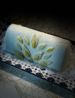 Bonjour à tous,
Nous sommes enfin de retour avec la Team @prendstadosedesucre avec ce nouveau challenge qui s’est avéré… singulier !
En effet, le thème était « La reproduction ». Nous avons reçu début novembre un colis provenant d’une personne de l’équipe @prendstadosedesucre dans lequel il y avait deux moules et une recette. Il fallait reproduire la bûche Paon de la maison @angelina_paris et de son illustre chef pâtissier @christophe.appert
Composée
- d’un croustillant coco
- d’un biscuit joconde
- d’une gelée d’orange
- d’une gelée de mangue
- d’une gelée de passion
- d’une mousse chocolat blanc
Technique, mais très sympa à réaliser, elle s’est avérée être très bonne et délicate. Je suis malgré tout désolé pour le montage un peu de travers et l’insert qui a probablement bougé…
Merci @christophe.appert pour vos réponses et conseils
Alors qui a réussi cette reproduction ?
@algona78
@mesevasionsculinaires
@cestmongateauprefere
@bigot_caroline
@ogniricciounpasticcio
@bouts.de.choux
@gwourmandises
@atouts_gourmands
@lapaillotesucree
#pâtisserie #pastry #homemade #orange #passion #mangue #chocolatblanc #cacaobarryofficial #paris #france #ateliersadomicile #buche #angelinacafe #paon #bougival #noel #faitmaison #christmas #iledefrance #pastryart #magiedenoel #feeriedenoel #magic