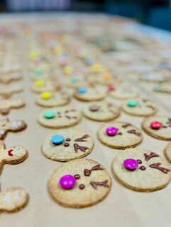 ✨ En cette veille de Noël, j’avais envie de vous partager un joli moment de transmission :
il y a quelques jours, j’ai eu le plaisir d’animer un atelier de pâtisserie au sein d’une classe de CE2.
Plus de 300 sablés, nature ou aux épices, ont été confectionnés et décorés avec soin par les 25 élèves, avant d’être proposés à la vente lors de leur marché de Noël. Un vrai travail d’équipe, rempli de gourmandise et de fierté ✨
Ces instants sont aussi l’essence des ateliers de pâtisserie à domicile que je propose :
des ateliers clé en main ou entièrement sur mesure, pensés pour apprendre, progresser, partager un moment convivial… ou même offrir une expérience gourmande à ceux que l’on aime.
📍 Retrouvez toutes les informations directement sur mon site, et construisons ensemble l’atelier qui vous ressemble.
Je vous souhaite de très belles fêtes de fin d’année et un joyeux Noël 🎄✨
#atelierpatisserie #patisseriemaison #atelieradomicile #transmissiongourmande #gourmandisesetemotions