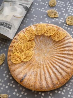 Bonsoir à tous,
En ce début d’année, je vous adresse mes vœux les plus sincères ✨
Que 2026 soit synonyme de sérénité, de joie, de beaux projets et de gourmandes réussites 🤍
Pour commencer l’année en douceur (et en gourmandise 👑), la team @prendstadosedesucre a été challengée par @secret.des.chefs autour du thème de janvier : « Galette Royale » ✨
J’ai imaginé une galette à la fois élégante et expressive :
🥐 une pâte feuilletée inversée, croustillante et fondante
🌰 une frangipane délicate, réalisée avec la poudre d’amandes fournie par @secret.des.chefs
🍏 des pommes fondantes, doucement cuites et relevées par la vivacité du yuzu
Un équilibre subtil entre croustillant, douceur et fraîcheur, pour une galette tout en finesse 👑
👉 Et vous, êtes-vous plutôt galette traditionnelle ou galette revisitée ?
Collaboration commerciale non rémunérée.
Allez voir le reste de la Team
@algona78
@atouts_gourmands
@bouts.de.choux
@cestmongateauprefere
@gwourmandises
@lapaillotesucree
@melp.atisse
@mesevasionsculinaires
@ogniricciounpasticcio
#galettedesrois #patisserieartisanale #feuilletage #feve #collaboration