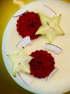 🌏 Voyage en Asie – escale gourmande ✈️

Nouveau challenge pour la super Team @prendstadosedesucre ✨
Le thème de ce dimanche : « Voyage en Asie ».

Un thème qui m’a fait cogiter… d’autant plus que j’avais un challenge dans le challenge 😅
Mon ami @horusindien m’avait imposé une contrainte de taille :
👉 utiliser du pitaya, aka le fruit du dragon 🐉

Après quelques réflexions, pas mal de tests (et un soupçon d’acharnement 😌),
voici le résultat :
👉 un entremets délicat, frais, tout en équilibre,
qui a fait l’unanimité à la dégustation.

Verdict du jury maison ?
👉 “Garde la recette secrète…”
👉 “…et surtout, mets ce dessert à la carte.”
Message reçu 😏

⸻

🍰 Composition du dessert

▫️ Sablé reconstitué coco
▫️ Biscuit moelleux coco
▫️ Crémeux citron vert & yuzu
▫️ Confit de pitaya rouge aux zestes de citron vert
▫️ Mousse coco infusée à la citronnelle

⸻

Reste maintenant à découvrir comment les autres membres de l’équipage
nous ont fait voyager à leur tour… 🌍✨

➡️ Direction les créations de la Team @prendstadosedesucre !

@algona78 
@atouts_gourmands 
@bouts.de.choux 
@cestmongateauprefere 
@gwourmandises 
@lapaillotesucree 
@mesevasionsculinaires 
@moelleusementbon 
@ogniricciounpasticcio

#asie #entremet #pâtisserie #faitmaison #patisserieartisanale