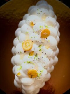 Bonjour à tous 💘

Saint-Valentin oblige, je ne pouvais pas passer à côté de ce moment qui, pour certains, est… stratégique 😏

Alors j’ai choisi la légèreté.
À partager.
Mais avec du caractère.

Une Pavlova tout en contraste, fraîche et frissonnante inspirée par @thefrenchpatissier :

✨ Meringue française au yuzu
🍋 Confit de citron jaune & poivre de Timut
🌿 Crémeux citron vert
🍈 Suprêmes de citron vert
☁ Ganache montée yuzu

Du croquant, du fondant, du peps… et cette tension acidulée qui réveille.

Verdict des gourmands :
“Équilibre parfait.”
Je crois que je ne pouvais pas rêver mieux 🤍

Belle fin de journée à tous.

#pavlova #yuzu #agrumes #meringue #patisserieartisanale