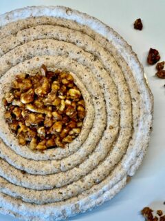 Bonsoir à tous,
Ce soir, retour aux grands classiques de la pâtisserie française 🇫🇷
Avec un dessert aussi élégant qu’intemporel : le Succès aux noix.
Un vrai défi, lancé par une cliente fidèle :
“C’est le gâteau préféré de ma maman, qui vient dîner à la maison.”
Autant vous dire que la pression était bien présente 😅
Quand on touche au gâteau préféré d’une maman… on ne plaisante pas.
Biscuit aux noix, crème légère, équilibre entre douceur et caractère…
Un classique qui paraît simple, mais qui demande précision et justesse.
Le verdict de la principale intéressée arrive très bientôt en story…
(et je dois avouer que j’attendais ce retour avec autant d’impatience que vous 😏)
Autant vous dire que j’ai été très touché 🥲
Belle soirée à tous 🤍
#patisserieartisanale #patisseriefrancaise #noix #succès #emotion