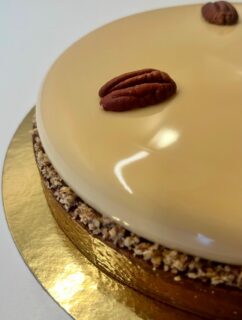 Bonjour à tous,

Il y a quelques semaines, j’étais à Lyon pour un stage aux côtés de Mehdi et de @thefrenchpatissier 
Au programme : techniques, précision, équilibre… et beaucoup de gourmandise.

Avec mon binôme du moment, @celiaencuisine , nous avons travaillé sur une petite pépite :
✨ la tarte poire, Dulcey & poivre.

Un équilibre incroyable.
Fine, élégante, gourmande… avec ce petit caractère apporté par le poivre qui vient réveiller la douceur du chocolat Dulcey.

Impossible de ne pas la refaire.
Je l’ai donc revisitée en format plus familial, diamètre 20 cm — parce que certaines choses méritent d’être partagées (ou presque 😏).

Elle se compose de :

• une pâte sucrée
• une crème d’amande pécan
• une compotée de poire
• une ganache montée Dulcey & poivre de Kampot

Un immense merci à @thefrenchpatissier pour cette transmission.
Encore une création qui a fait l’unanimité.

La formation, c’est aussi ça : apprendre, affiner, puis s’approprier.

Belle journée à tous 🤍

#patisserieartisanale #pecan #poire #transmission #partage