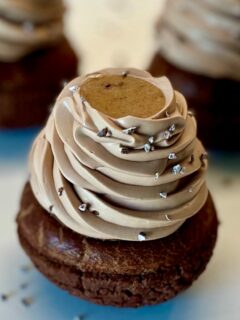 Bonjour Ă tous,
Me voici de retour avec la Team @prendstadosedesucre autour dâun thĂšme pas si simple cette fois-ci : « Monochrome ».
Il existe plusieurs façons dâaborder le monochrome.
Pour ma part, jâai choisi de travailler la couleur⊠et en particulier le marron, avec toutes les nuances que peut offrir le chocolat.
Ma réalisation se compose donc de :
âą une pĂąte Ă choux et son craquelin cacao
⹠un crémeux chocolat noir 66 % au poivre long de Java
⹠un praliné croustillant chocolat noir & grué de cacao
⹠une ganache montée chocolat noir 70 % et chocolat lait 41 %
⹠un praliné noisette parfumé au poivre long de Java
La gourmandise du pralinĂ©, la rondeur de la ganache montĂ©e et la puissance du crĂ©meux donnent Ă cette pĂątisserie ce petit cĂŽtĂ© « reviens-y »âŠ
Et le poivre dans tout ça ?
Il vient doucement jouer avec les papilles : un feu maßtrisé, qui monte subtilement sans jamais prendre le dessus.
Maintenant, place aux rĂ©alisations des autres membres de la team ainsi que de notre Guest du mois de mars đ
@algona78
@atouts_gourmands
@bigot_caroline
@bouts.de.choux
@cestmongateauprefere
@gwourmandises
@lapaillotesucree
@melp.atisse
@mesevasionsculinaires
@ogniricciounpasticcio
Et notre guest @le_dessert_est_servi
#chocolat #indonesie #choux #pĂątisserie #patisserieartisanale