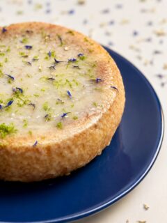Bonsoir à tous, 

✨ De retour avec le Challenge du jour : « cuisson non conventionnelle » ✨

Après avoir envisagé plusieurs pistes plus ou moins raisonnables (et quelques discussions très sérieuses avec… un rice cooker 😅), j’ai finalement choisi de sortir complètement du four traditionnel.

Voici donc mon interprétation du thème :
un cake vapeur coco, citron vert & yuzu, entièrement réalisé au rice cooker.

L’idée n’était pas de faire “original pour être original”, mais plutôt d’explorer ce que cette cuisson pouvait réellement apporter :
➡️ une texture incroyablement moelleuse, légère et humide, presque entre le sponge cake japonais et le gâteau vapeur asiatique.

Au final, cette cuisson atypique m’aura surtout appris deux choses :
1️⃣ un rice cooker peut devenir un allié inattendu en pâtisserie
2️⃣ il faut parfois accepter de lâcher un peu les codes classiques pour découvrir de nouvelles textures.

Et honnêtement… je ne pensais pas obtenir un résultat aussi intéressant dès le premier essai 😊

Maintenant, reste la grande question :
est-ce qu’on considère officiellement qu’un rice cooker est devenu un appareil de pâtisserie ? 👀

Comment s’en est sorti le reste de la Team et de notre invitée du jour ? 

@atouts_gourmands
@bigot_caroline
@bouts.de.choux 
@cestmongateauprefere
@gwourmandises
@lapaillotesucree
@ogniricciounpasticcio
@vanille_et_sucre_43 

#ricecooker #patisserieartisanale #pastry #emotions #atelieradomicile

Pas d’IA